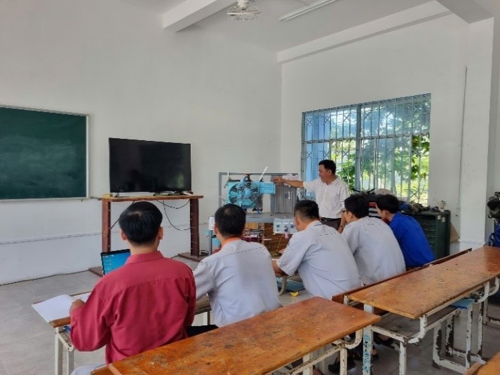 A group of people sitting in a classroomDescription automatically generated